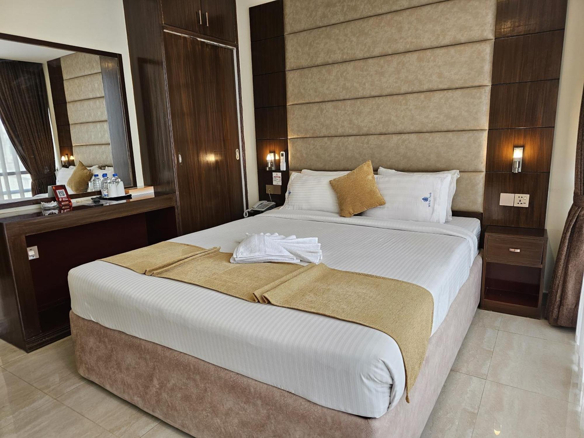 White Park Hotel & Suites Chittagong Exterior photo