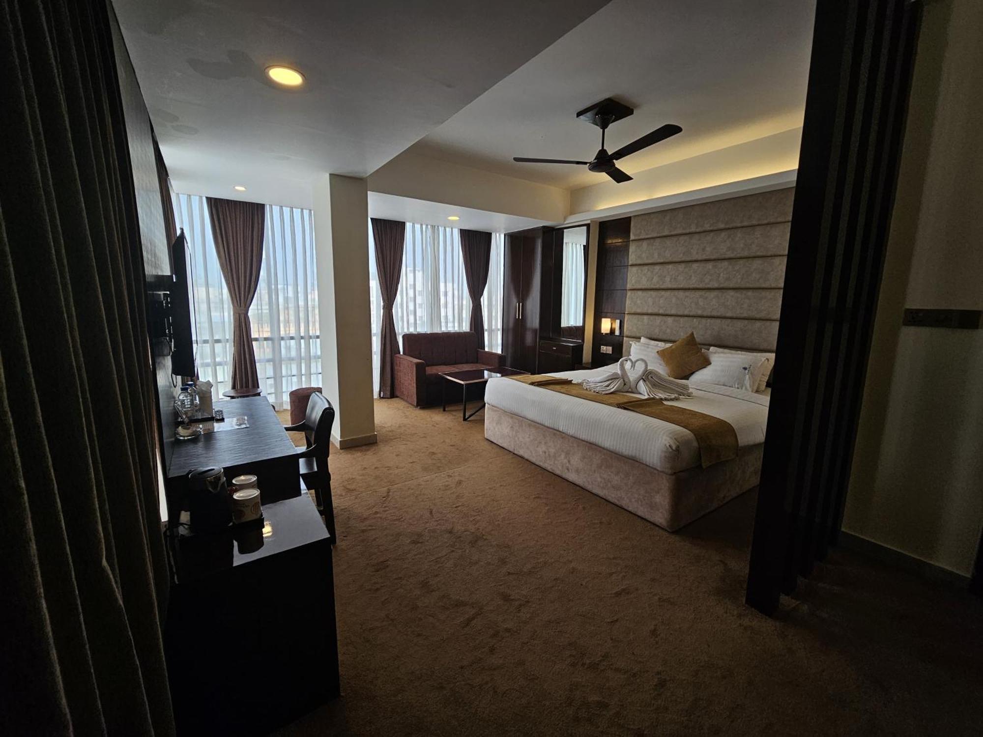 White Park Hotel & Suites Chittagong Exterior photo