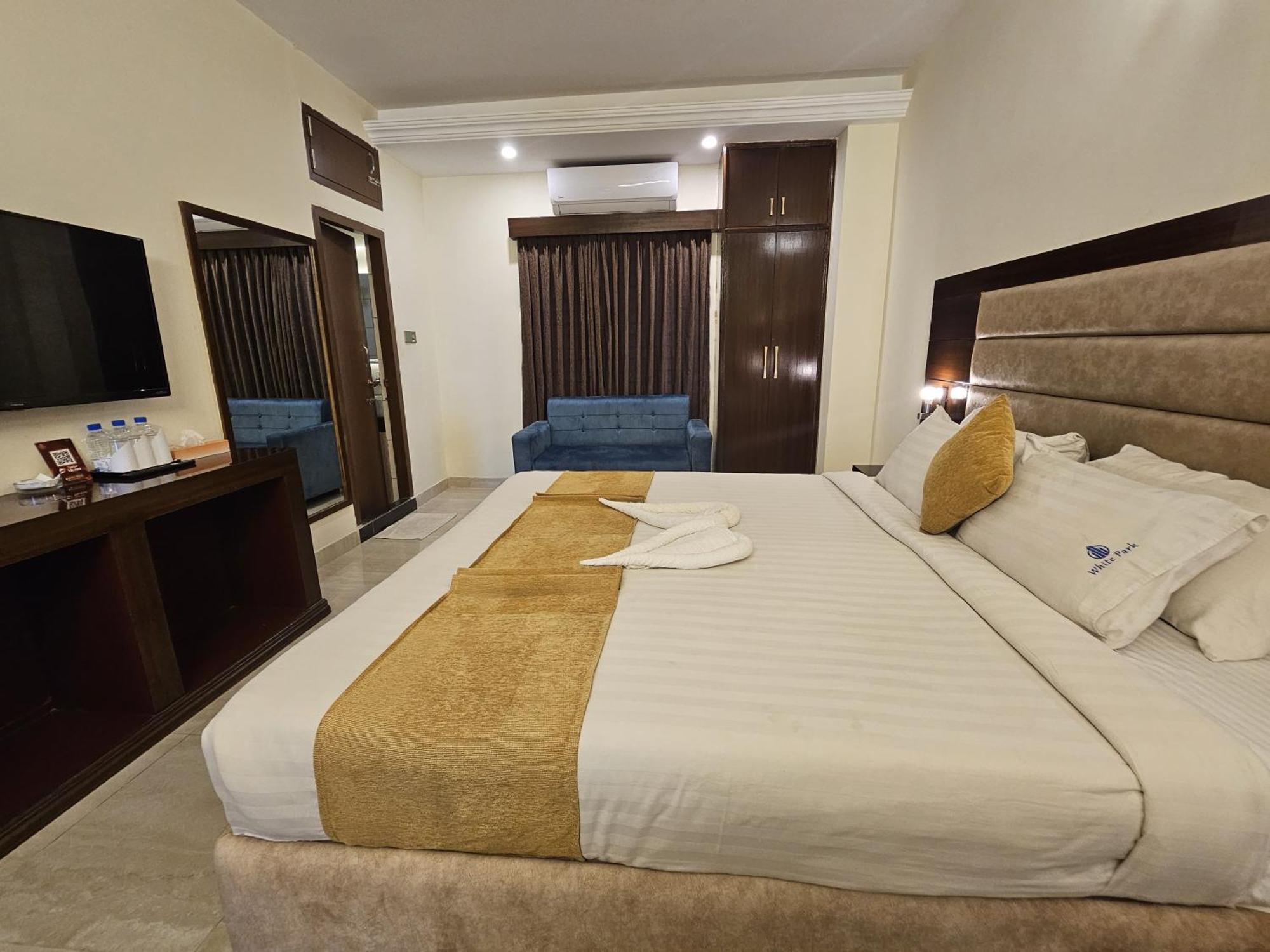 White Park Hotel & Suites Chittagong Exterior photo